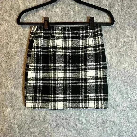 Hollister Plaid Mini Skirt - Size 0 - Picture 3 of 5